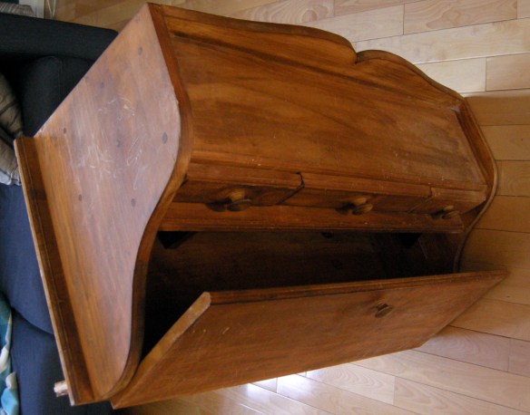 AVANT - On peut distinguer (difficilement cela dit) les grafignes laissées par le chat à droite du panneau frontal.