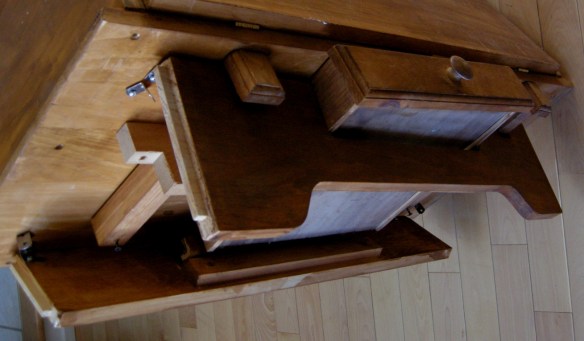 AVANT - Dessous du meuble.  On peut voir que des équerres ont été posées afin de solidifier les pattes.  Les panneaux latéraux étaient arrachés lors de la récupération du meuble.